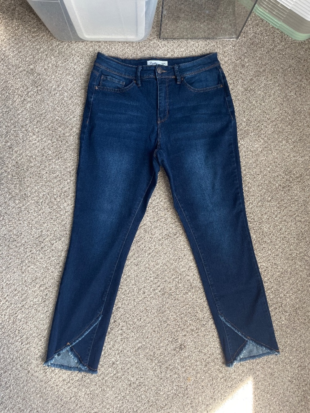 Frayed ankle jeans
